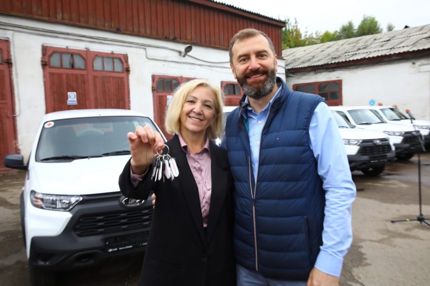 Больницам Иркутской области передали 54 новых автомобиля
