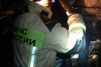 Двухмоторный самолет совершил жесткую посадку на севере Иркутской области