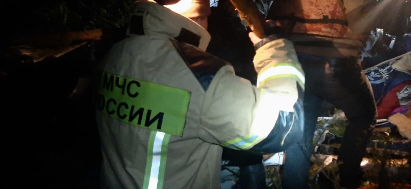 Двухмоторный самолет совершил жесткую посадку на севере Иркутской области