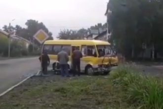 Иномарка столкнулась с маршрутным автобусом в Усолье-Сибирском 3 сентября