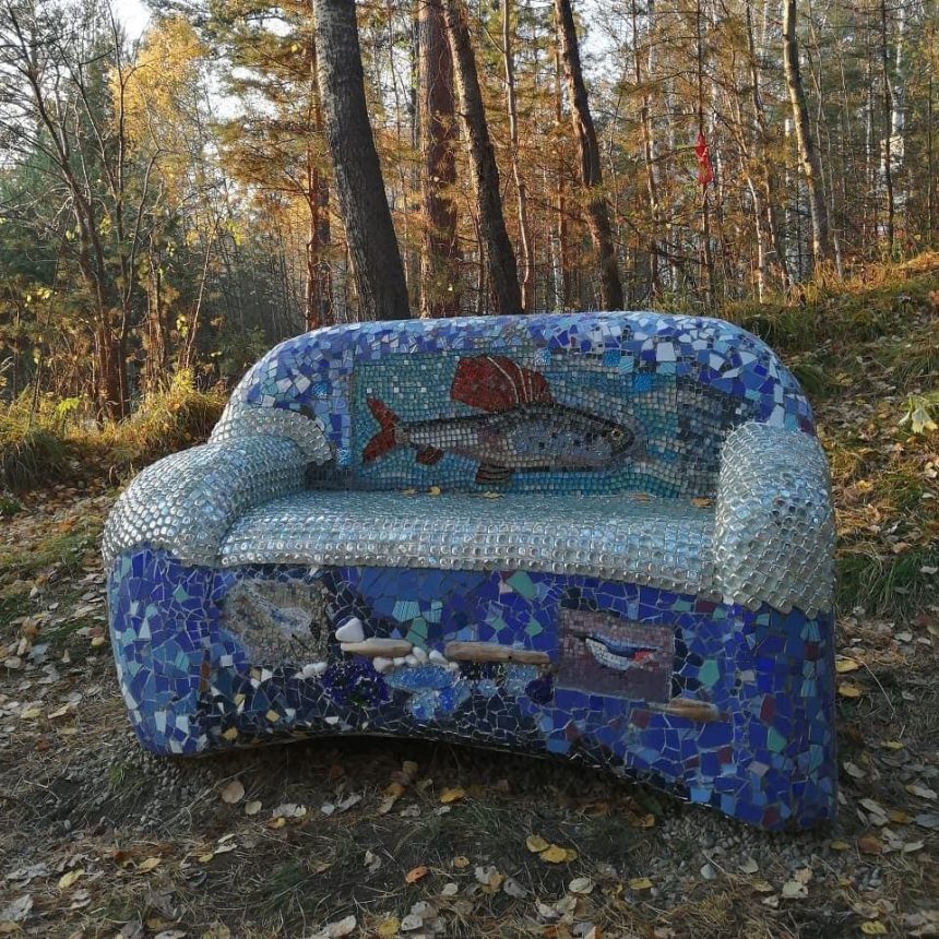 Мозаичный диван установили на Байкальском тракте