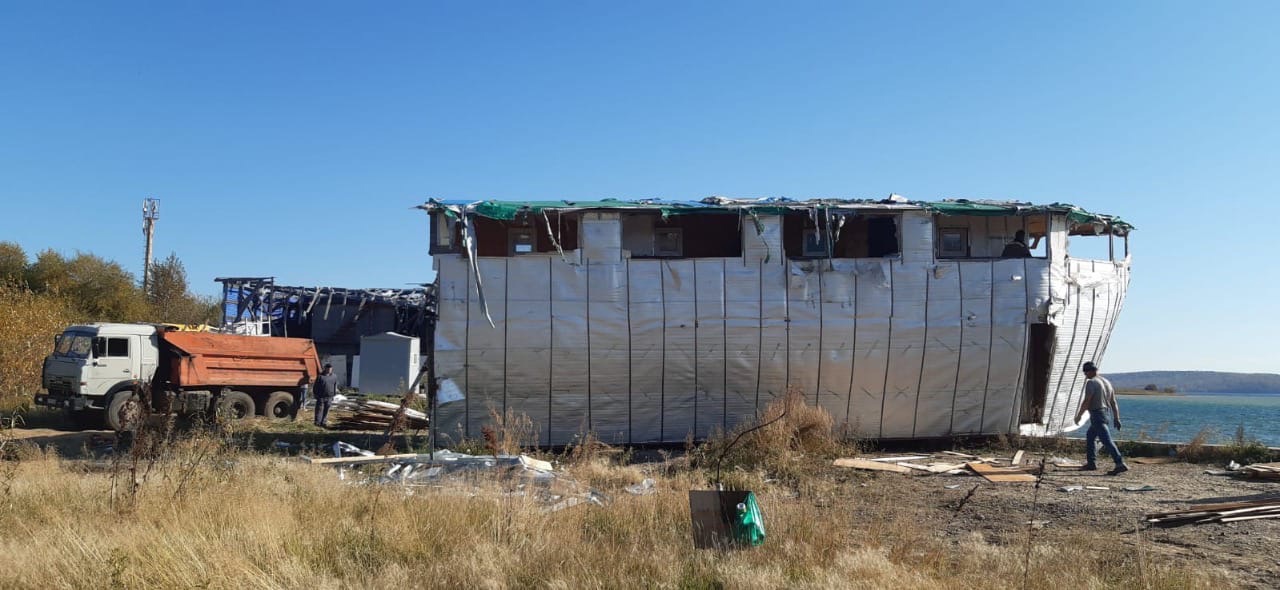 Незаконные деревянные строения демонтируют в Иркутске напротив гимназии №25