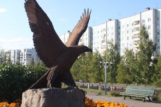Скульптуру орла отреставрировали и установили на прежнее место в Братске
