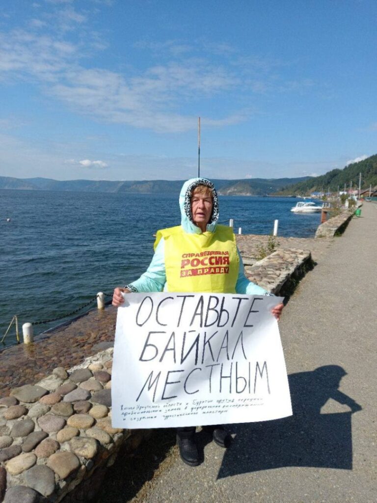 Пикеты в защиту Байкала прошли в Иркутской области и Бурятии