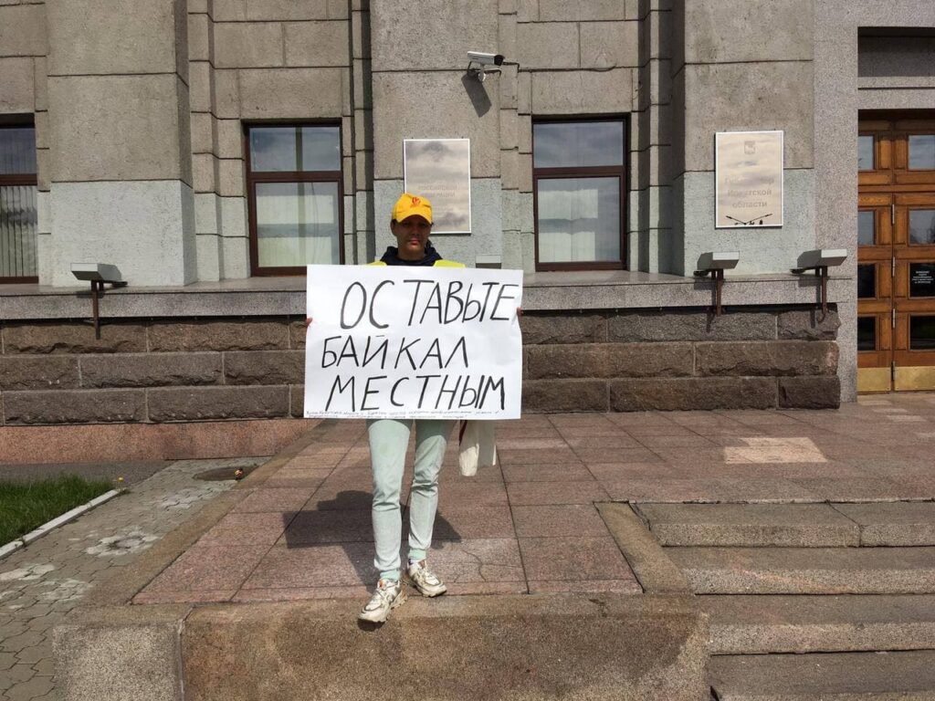Пикеты в защиту Байкала прошли в Иркутской области и Бурятии