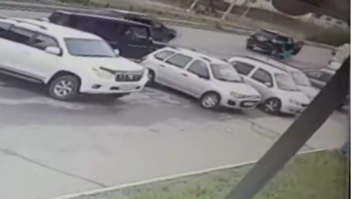 Пожилая братчанка попала в больницу, решив выйти из "Ланд Крузера" во время движения