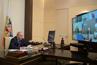 Путин поручил запустить программу расселения жителей домов, признанных аварийными до 21 года