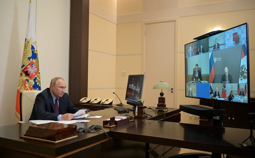 Путин поручил запустить программу расселения жителей домов, признанных аварийными до 21 года