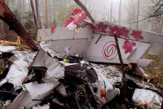 СК РФ назвал две возможные причины падения самолета в Иркутской области