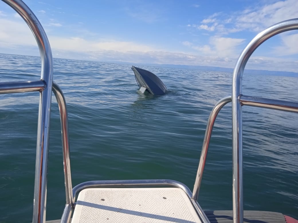 Спасатели нашли перевернутую лодку пропавших рыбаков из Байкальска