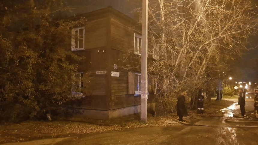 Трех человек спасли из горящего дома по улице Баумана в Иркутске