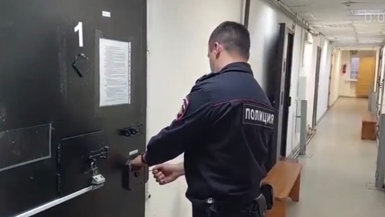 Трёх участников беспорядков возле ТРЦ "ЯркоМолл" в Иркутске поместили в спецприемник