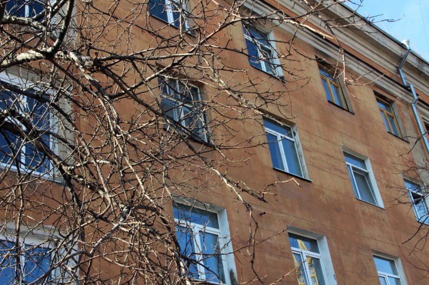 В Ангарске мужчина выпрыгнул с пятого этажа с пакетами наркотических средств при появлении полиции
