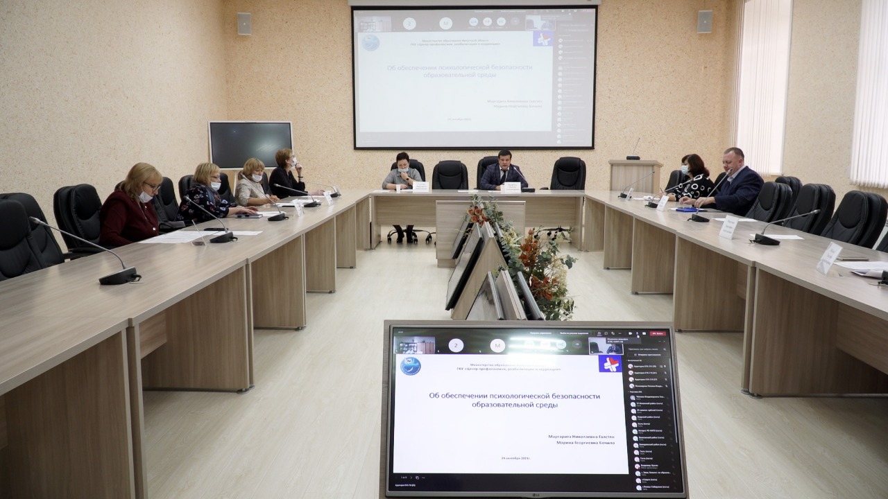 В правительстве Приангарья обсудили конфликт между учителем и школьником из-за волос