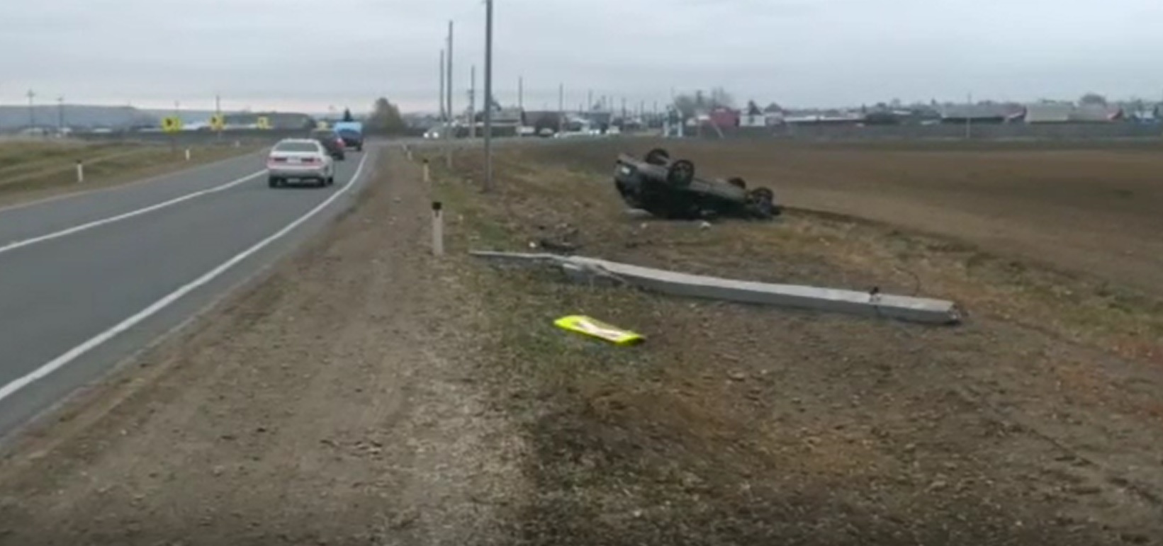 Автомобилист наехал на бетонную опору и опрокинулся в Усольском районе