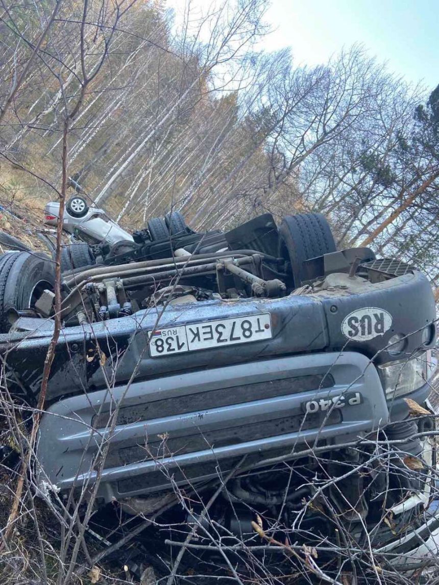 Автопоезд с семью иномарками перевернулся в Шелеховском районе Приангарья