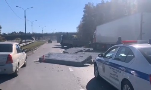 Бетонная плита упала на "Лексус" с платформы грузовика на въезде в Иркутск
