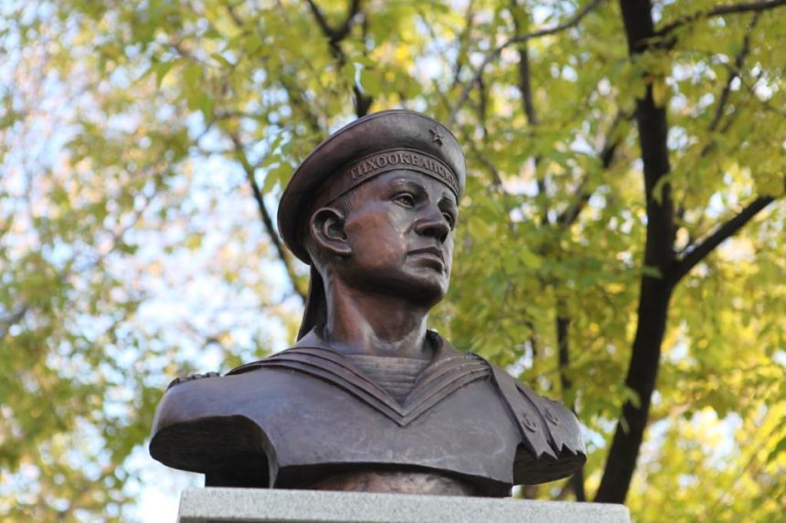 Бюст – памятник Герою Советского Cоюза Николаю Вилкову открыли в Иркутске