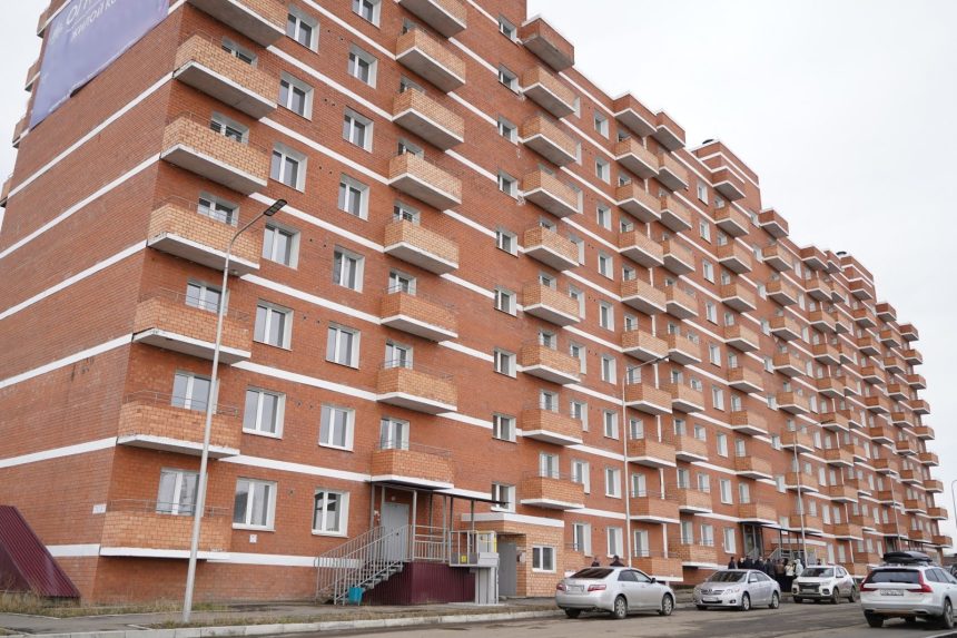 Дом на 240 квартир для детей-сирот в Иркутске ввели в эксплуатацию