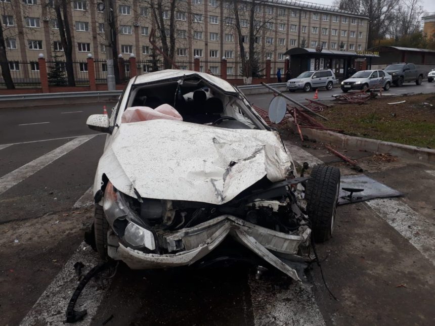 «Хонда Аккорд» наехала на дорожные ограждения и опрокинулась на улице Лермонтова Иркутске