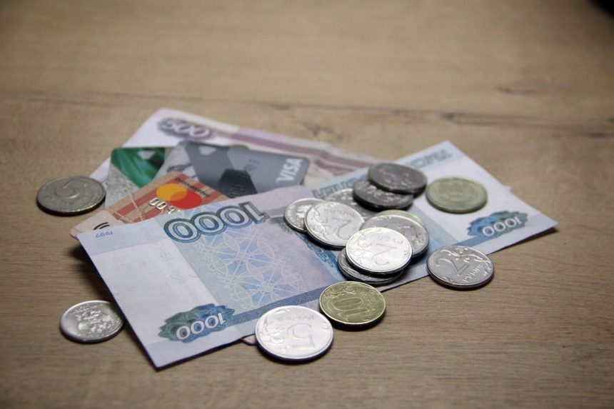 Шелеховчанка потратила 60 тысяч рублей со случайно найденной карты