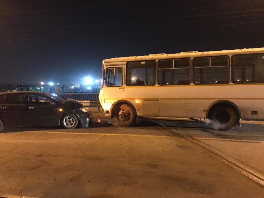 Маршрутный автобус и легковой автомобиль столкнулись в Иркутске вечером 19 октября