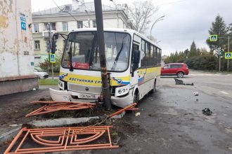 Маршрутный автобус столкнулся с "Ладой" и влетел в столб в Ангарске