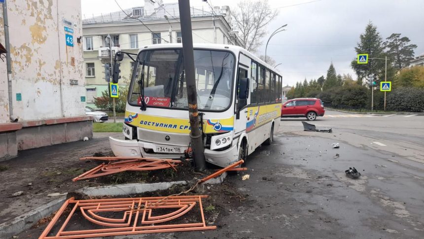Маршрутный автобус столкнулся с "Ладой" и влетел в столб в Ангарске