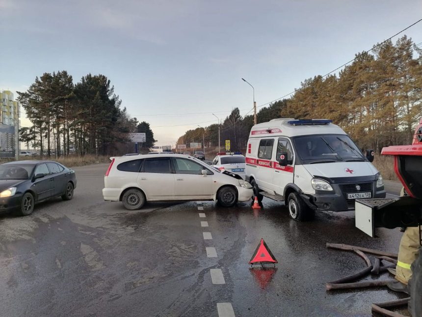 Машина скорой помощи попала в ДТП в Иркутском районе