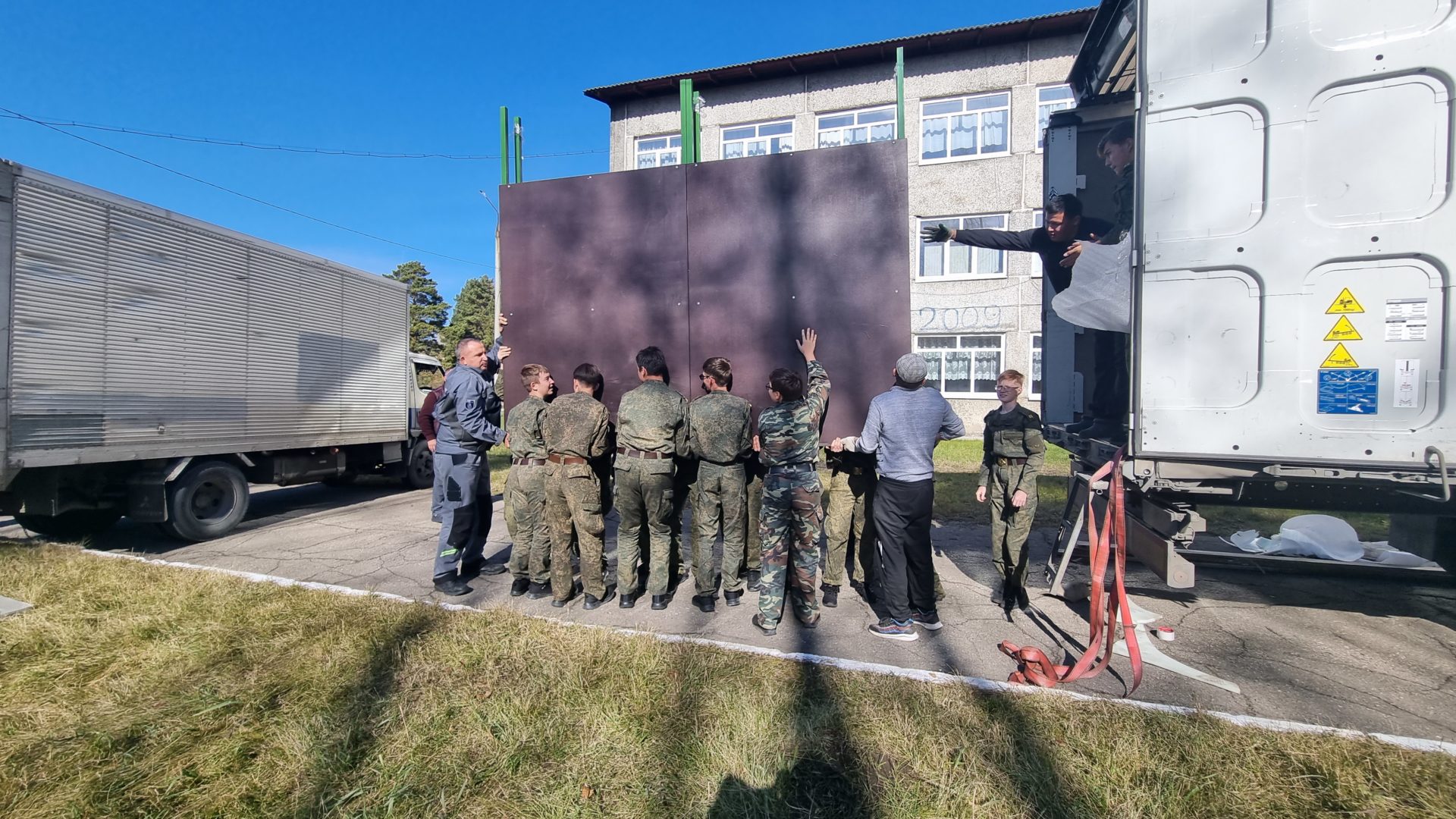 РУСАЛ подарил новые спортивные тренажеры жителям Чистых ключей.