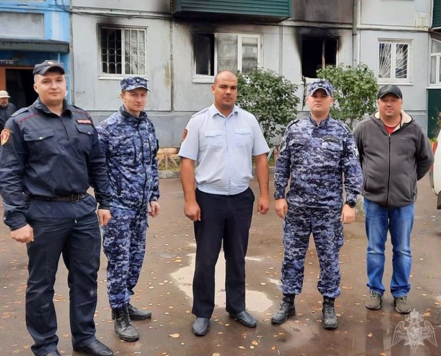 Сотрудники Росгвардии вынесли мужчину из горящей квартиры в Усолье-Сибирском