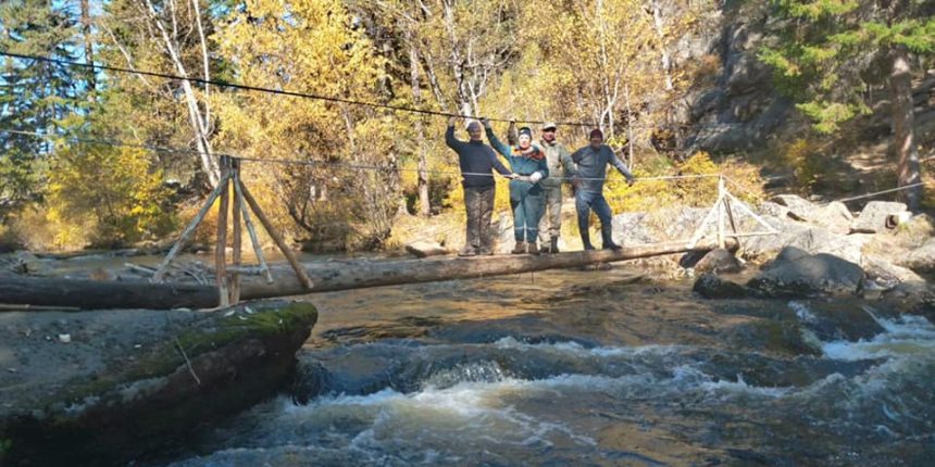 Ветераны спасательного дела построили мост к скальнику "Витязь"