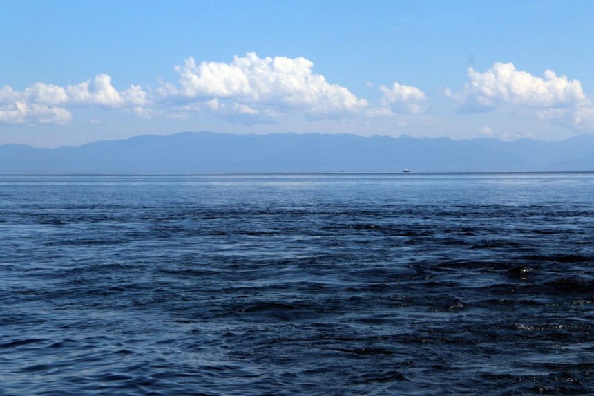 Водолазы достали со дна Байкала 300 кг затонувших рыболовных сетей 