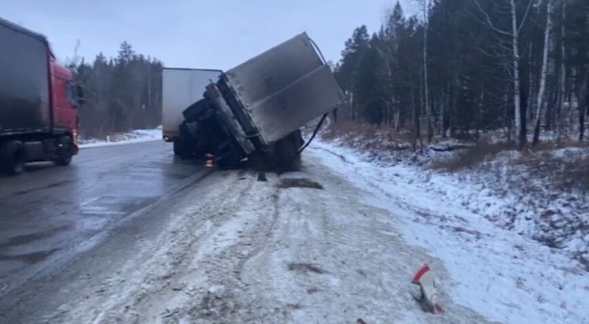 Два грузовика столкнулись на трассе "Сибирь" в Тайшетском районе