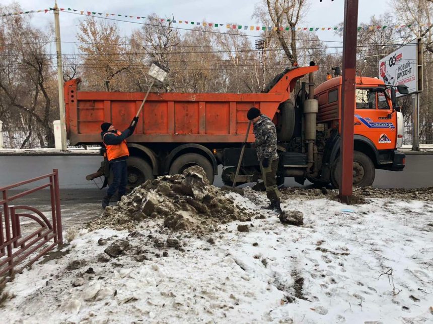 Более 30 единиц техники вывели на уборку Иркутска от снега и наледи