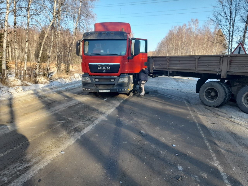 Большегруз перегородил движение на трассе "Байкал" после столкновения с иномаркой