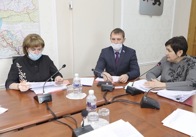 Депутаты В ЗС Приангарья рекомендовали принять закон о нормативах для учащихся