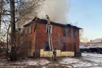 Двухэтажный дом на площади 300 квадратных метров загорелся в Иркутске