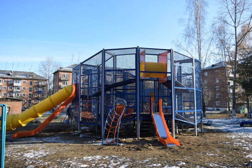 En+ Group установила новые детские игровые комплексы в Тулуне и Свирске