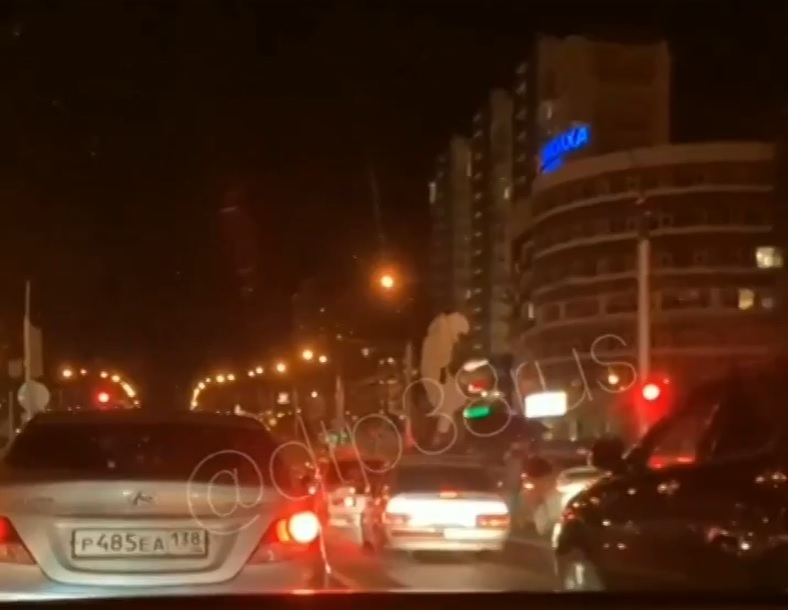 Иркутянин устроил танцы на крыше авто. Ранее он уже семь раз привлекался к ответственности