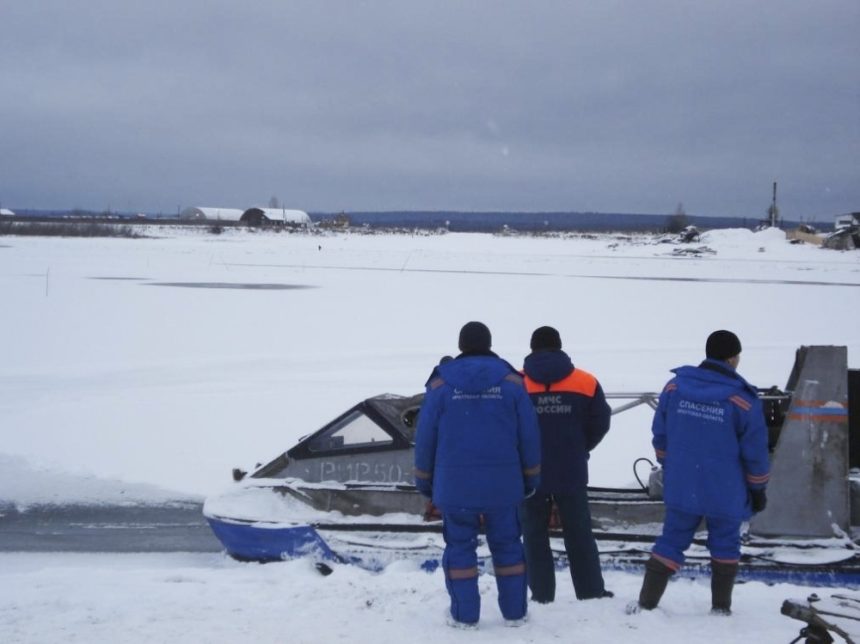 Житель Киренска для сокращения пути пошёл по тонкому льду и провалился