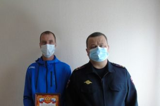 Полицейские наградили мужчину, который задержал грабителя, напавшего на 14-летнюю школьницу в Приангарье