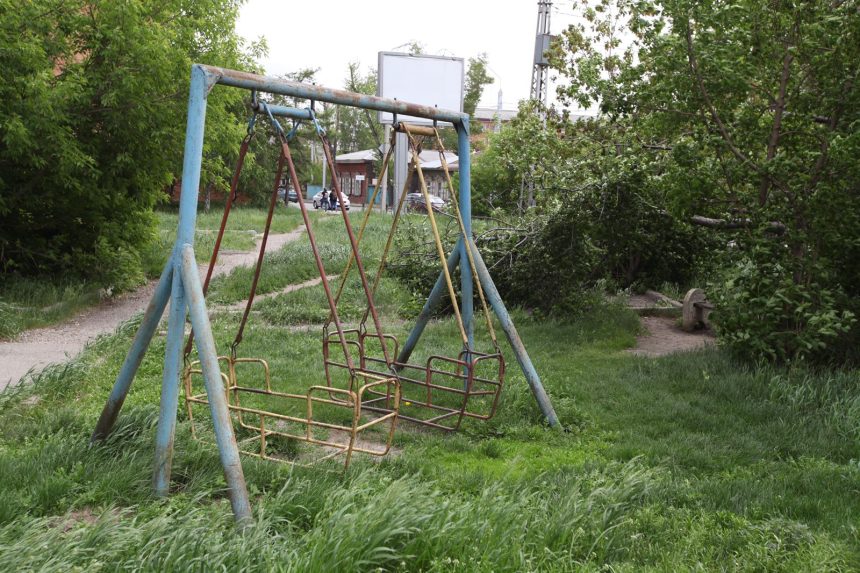 Половина детских площадок в Иркутске подлежит сносу