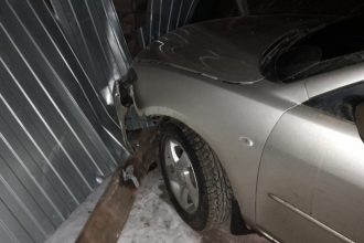 Пьяная 17-летняя девушка въехала в ограждение дома в Нижнеудинске
