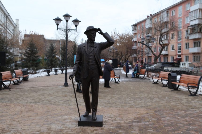 Сквер с памятником Антону Чехову открыли в Иркутске