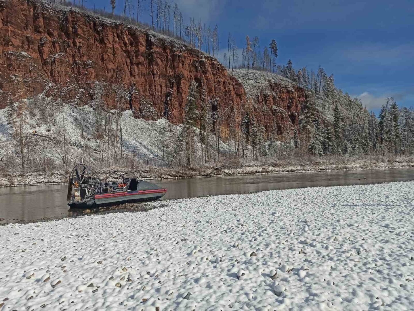 Спасатели ищут рыбака, пропавшего на реке Иркут