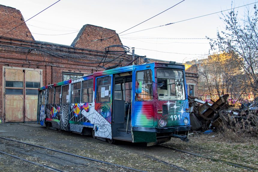 В Иркутске два трамвая и тролейбус украсили граффити 