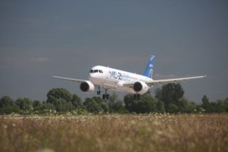 В Иркутске завершили сборку первого самолета МС-21 с российским полимерным крылом