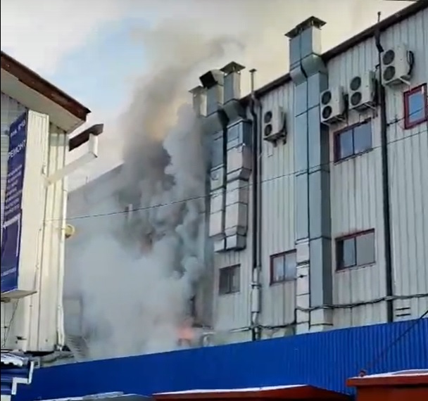 200 человек эвакуировали из ТЦ "Версаль" в Иркутске из-за пожара 11 декабря