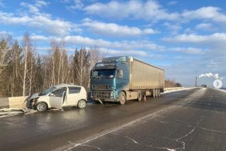 30-летняя женщина и двое детей пострадали в ДТП с фурой на объездной дороге в Иркутске